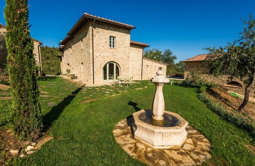 Castellina in Chianti Apartamento | 2BR aparte en una hermosa granja restaurada con piscina y spa, terraza en la planta baja