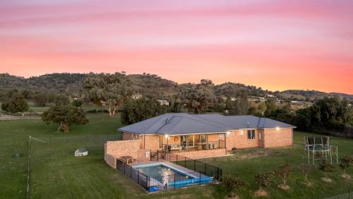 Moore Creek Casa | Ardington - 4-Bed Pet-Friendly with Pool