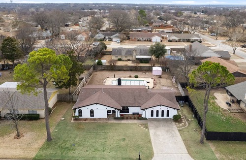 Ardmore Casa | Ardmore Retro Oasis gateway with Pool & Game Room