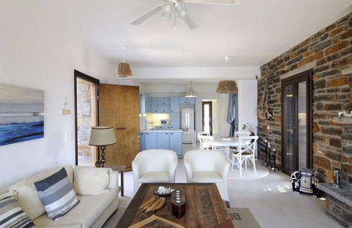 Pisses Villa | ¿Estás en demasiado? Solución ideal de mar para 18-24 personas. KeaVillaRent