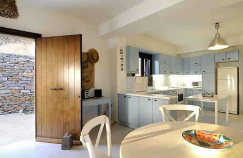 Pisses Villa | ¿Estás en demasiado? Solución ideal de mar para 18-24 personas. KeaVillaRent