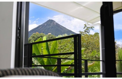 Villa Bonita Cabina | Arenal Dream Lodge. Front-Row Volcano Views!