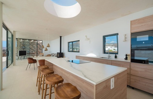 Tias Villa | Areté. Casa Fuego, con increíble terraza y vistas panorámicas al mar.