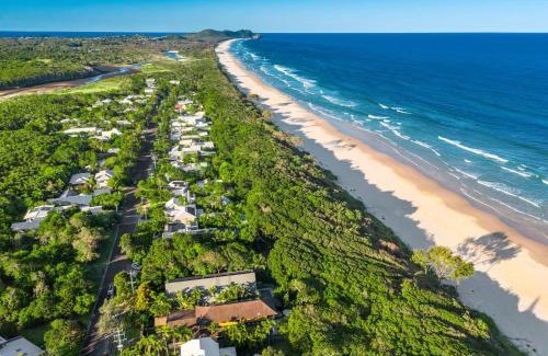 Suffolk Park Casa | Ariels on the Beach - 4 BR beachfront home w. pool