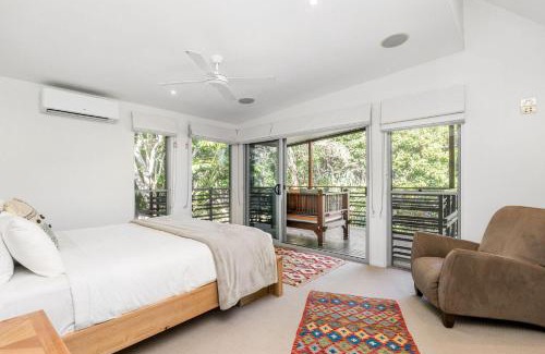 Suffolk Park Casa | Ariels on the Beach - 4 BR beachfront home w. pool