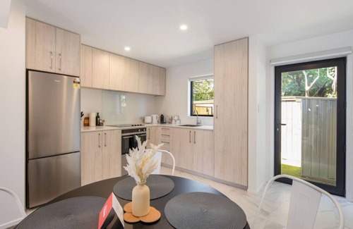 Lower Hutt Casa | Ariki Artistry: Lower Hutt 2BR Sanctuary