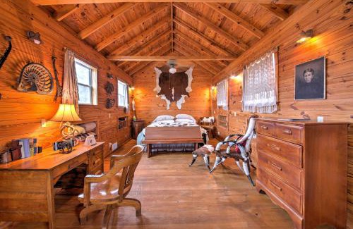 Fredericksburg Casa | Ark Bunkhouse Fredericksburg Hideaway with Hot Tub