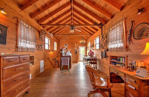 Fredericksburg Casa | Ark Bunkhouse Fredericksburg Hideaway with Hot Tub