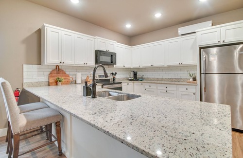 Farmington Casa | Arkansas Guest Suite w/ Deck: Near Fayetteville!