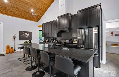 Rogers Cabina | Arkansas Luxe Forest Haven: Pool, Cinema & More!