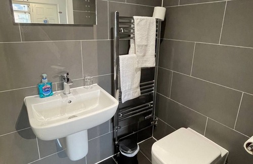 Basingstoke Casa | Arlan House, Superb Basingstoke Hotel - Room 06