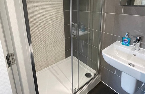 Basingstoke Casa | Arlan House, Superb Basingstoke Hotel - Room 06