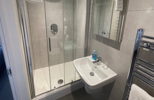 Basingstoke Casa | Arlan House, Superb Basingstoke Hotel - Room 07