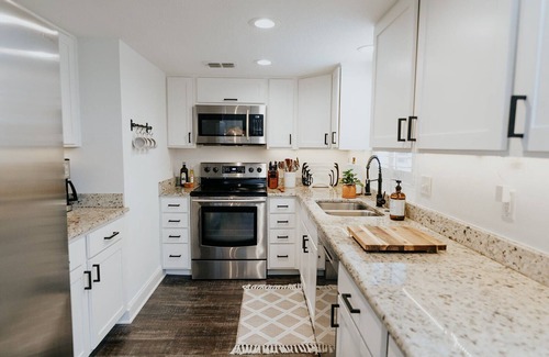 Arlington Park Casa | ARLI HAUS. Elevated Sarasota Vacation. Hot Tub, 4BR, 2 Kings, 5mi to the beach