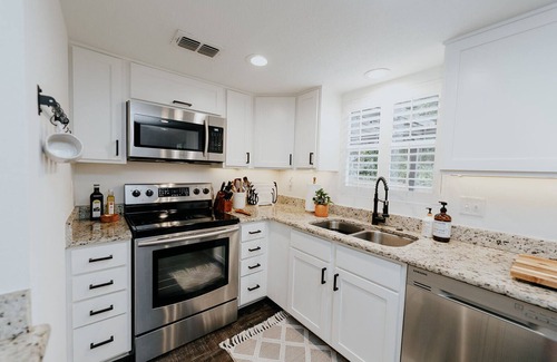 Arlington Park Casa | ARLI HAUS. Elevated Sarasota Vacation. Hot Tub, 4BR, 2 Kings, 5mi to the beach