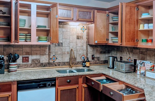 Central Arlington Casa | Arlington Home Near AT&T Stadium, Globe Life Field, Six Flags - FREE PARKING!!!