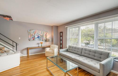 Arlington Casa | Arlington Townhome with Furnished Patio!