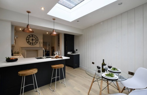 Orford Cabaña | ARLO COTTAGE, ORFORD, pet friendly, with open fire in Orford