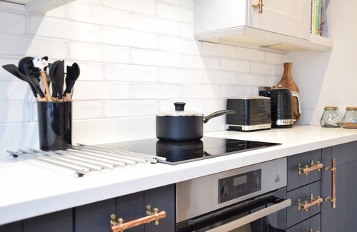 Orford Cabaña | ARLO COTTAGE, ORFORD, pet friendly, with open fire in Orford