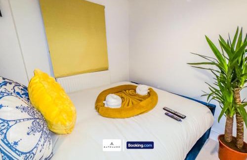 Bristol Casa | Armoury Square Deluxe 4 Bedroom Home near City Centre by AltoLuxoExperience Short Lets & Serviced Accommodation With Free Parking & WiFi