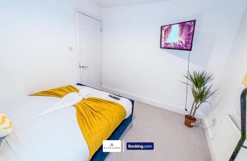 Bristol Casa | Armoury Square Deluxe 4 Bedroom Home near City Centre by AltoLuxoExperience Short Lets & Serviced Accommodation With Free Parking & WiFi