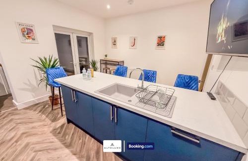 Bristol Casa | Armoury Square Deluxe 4 Bedroom Home near City Centre by AltoLuxoExperience Short Lets & Serviced Accommodation With Free Parking & WiFi