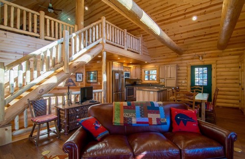 Windcliff Estates Casa | Armstrong Luxury Log Vacation At Windcliff 4 Bedroom Home by RedAwning