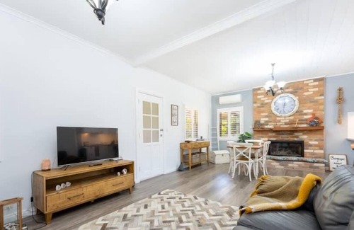 McCracken Casa | Aroha Cottage Pet friendly, Wifi