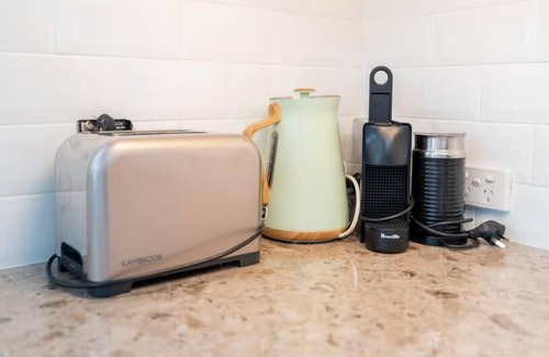 McCracken Casa | Aroha Cottage Pet friendly, Wifi