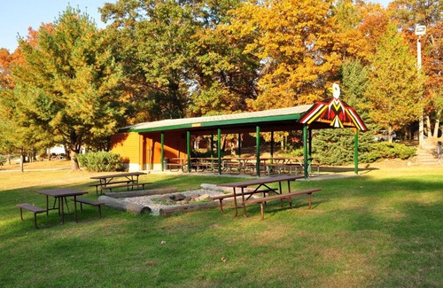 Marquette County Complejo | Arrowhead Camping Resort Cabin 1
