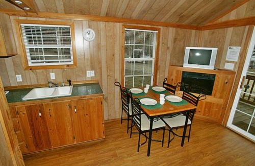 Marquette County Complejo | Arrowhead Camping Resort Deluxe Cabin 4
