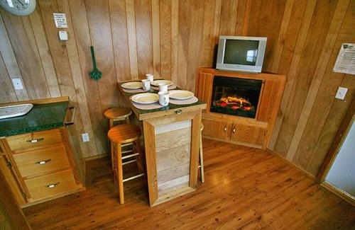 Marquette County Complejo | Arrowhead Camping Resort Deluxe Cabin 14