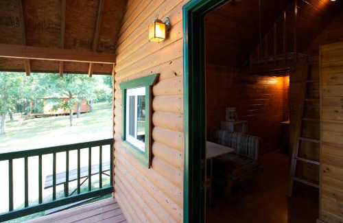 Marquette County Complejo | Arrowhead Camping Resort Loft Cabin 22