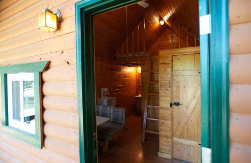 Marquette County Complejo | Arrowhead Camping Resort Loft Cabin 22