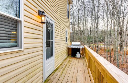 Pocono Lake Casa | Arrowhead Lake Access and Fire Pit Serene Cottage