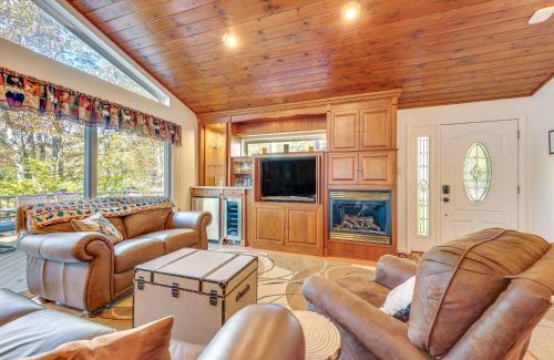 Pocono Lake Casa | Arrowhead Lake Retreat with Dock and Pool Access!