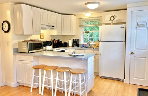 Oak Bluffs Cabaña | Conveniente para todo! Martha's Vineyard Cottage - Escape de vacaciones perfecto