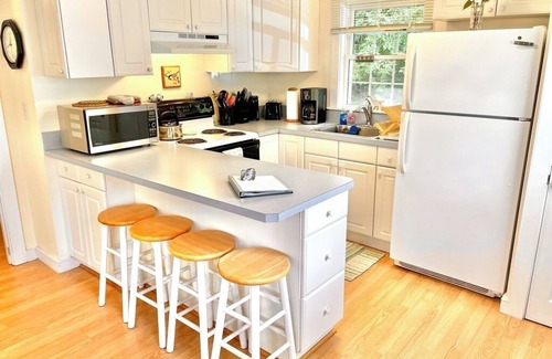 Oak Bluffs Cabaña | Conveniente para todo! Martha's Vineyard Cottage - Escape de vacaciones perfecto