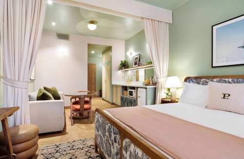 Hyde Park Hotel | Art Deco Room With Kitchenette, Onsite Parking, Pets Are Welcome!
