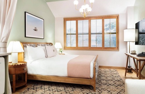Hyde Park Hotel | Art Deco Room With Kitchenette, Onsite Parking, Pets Are Welcome!