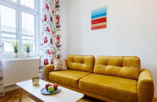 Stare Miasto Apartamento | Amplio apartamento Art Deco de una habitación con vistas a la ciudad.