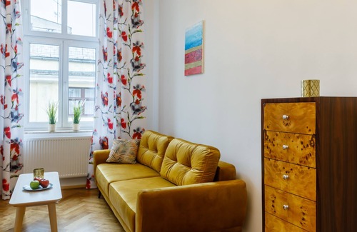 Stare Miasto Apartamento | Amplio apartamento Art Deco de una habitación con vistas a la ciudad.