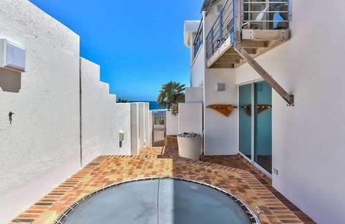 Bantry Bay Casa | Art Deco Style Townhouse Across From Saunders Beach