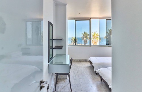 Bantry Bay Casa | Art Deco Style Townhouse Across From Saunders Beach