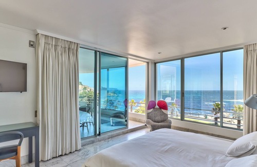 Bantry Bay Casa | Art Deco Style Townhouse Across From Saunders Beach