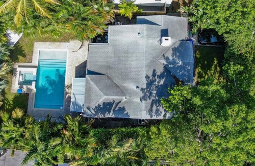 Buena Vista Villa | Art Deco Villa Heated Pool Jacuzzi Very Private house on a quite street close to Design District 10 minutes from the Beach -