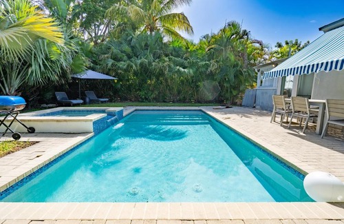 Buena Vista Villa | Art Deco Villa Heated Pool Jacuzzi Very Private house on a quite street close to Design District 10 minutes from the Beach -