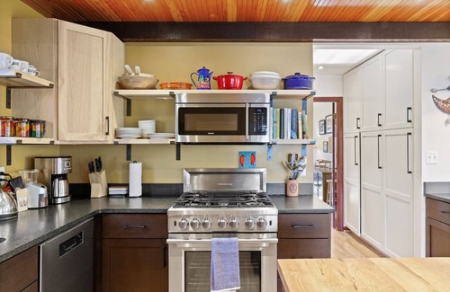Kabletown Cabaña | Art Docko - Lakefront Artist Retreat w/ Hot Tub!