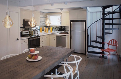 Oak Bluffs Casa | ARTE DE PLAYA LLENADO POR ARTE EN LA COMUNIDAD PRIVADA DE WATERVIEW DE WATERVIEW!