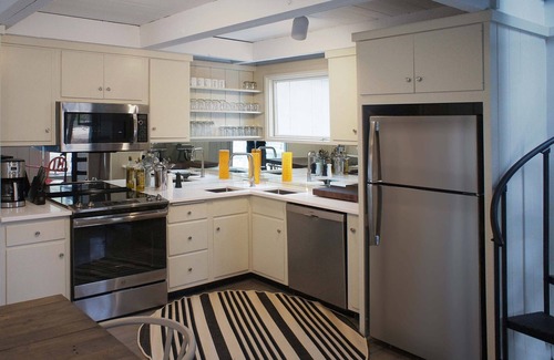 Oak Bluffs Casa | ARTE DE PLAYA LLENADO POR ARTE EN LA COMUNIDAD PRIVADA DE WATERVIEW DE WATERVIEW!